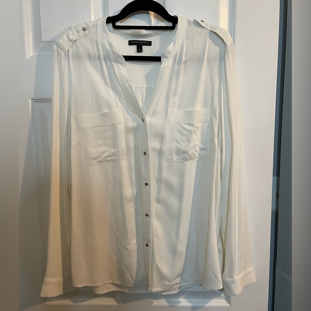 Banana Republic women’s white v-neck blouse. Size L